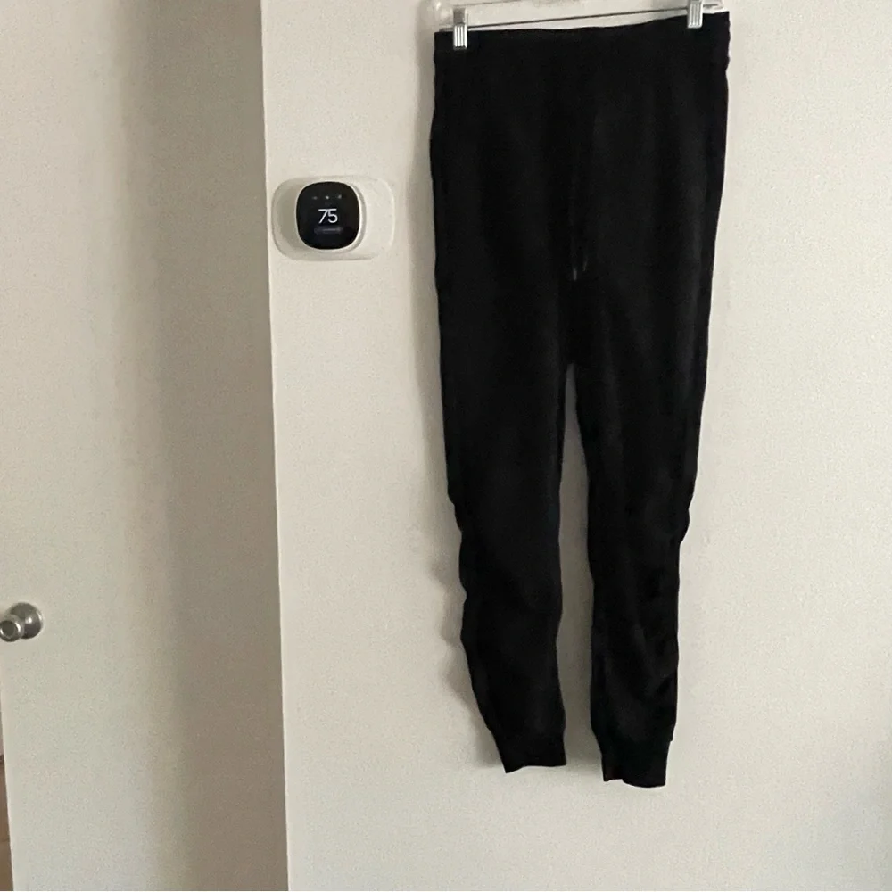 Lululemon Women's Black Jogger Pants size 6